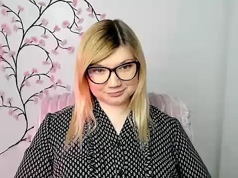 Snapshot of Lola_moree chatting on 12-15-25, 12:42 Lola moree online show from 12-15-25, 12:42