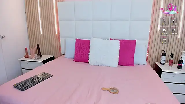 Snapshot of Mia_greco_ chatting on 10-17-25, 08:11 Mia greco  online show from 10-17-25, 08:11