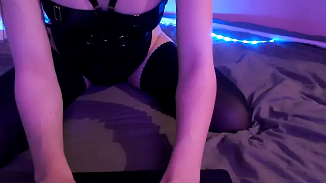 Snapshot of AliceFeet chatting on 03-19-25, 01:54 AliceFeet online show from 03-19-25, 01:54