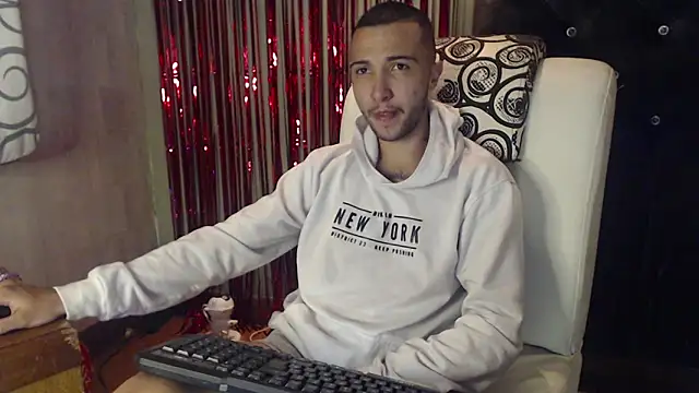 Snapshot of FemToMale chatting on 02-14-25, 07:38 FemToMale online show from 02-14-25, 07:38