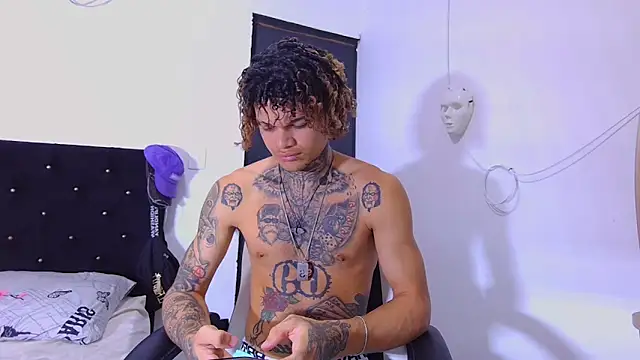 Snapshot of hot_man05 chatting on 11-12-25, 08:30 hot man05 online show from 11-12-25, 08:30