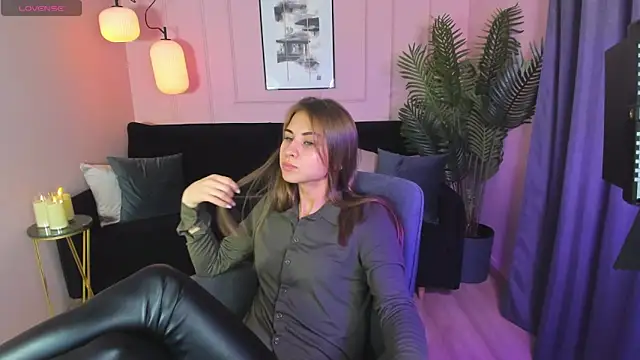 Snapshot of CharmBianca chatting on 02-13-25, 12:00 CharmBianca online show from 02-13-25, 12:00