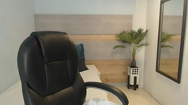 brendathompson  online show from 10-04-25, 03:04