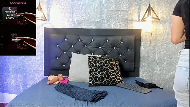 Snapshot of emberhodson chatting on 11-21-25, 11:20 emberhodson online show from 11-21-25, 11:20