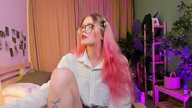 Gretchen Mol online show from 01-10-26, 07:32