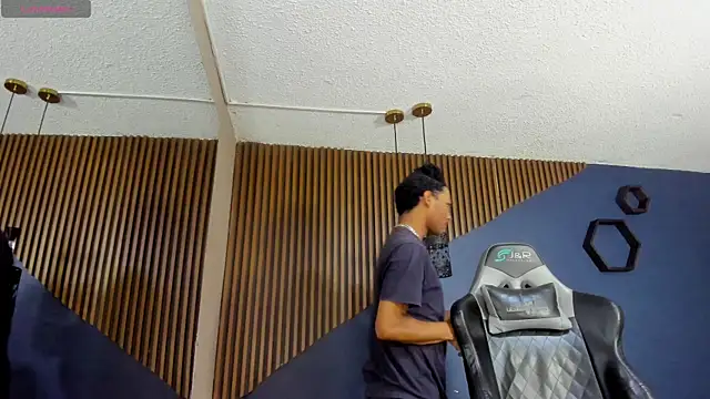 Snapshot of ErickCarmack chatting on 03-15-25, 04:02 ErickCarmack online show from 03-15-25, 04:02