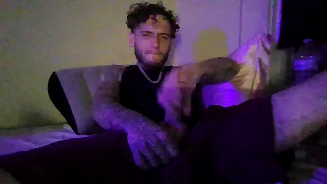 Snapshot of cruz815 chatting on 09-14-25, 07:18 cruz815 online show from 09-14-25, 07:18