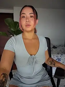 Snapshot of RenEnvy chatting on 03-15-25, 04:54 RenEnvy online show from 03-15-25, 04:54