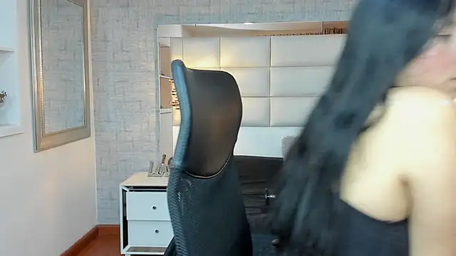 Nohemi louse online show from 10-04-25, 07:01