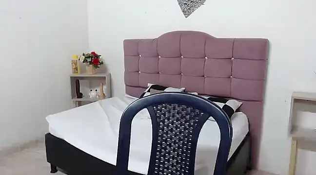 Snapshot of CanelaFierce chatting on 03-20-25, 01:04 CanelaFierce online show from 03-20-25, 01:04