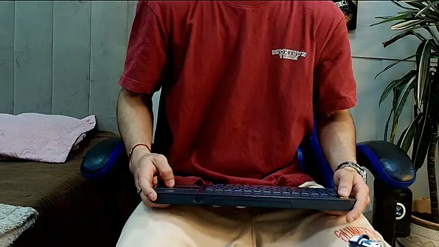 Snapshot of roan_birkin chatting on 05-25-26, 07:53 roan birkin online show from 05-25-26, 07:53