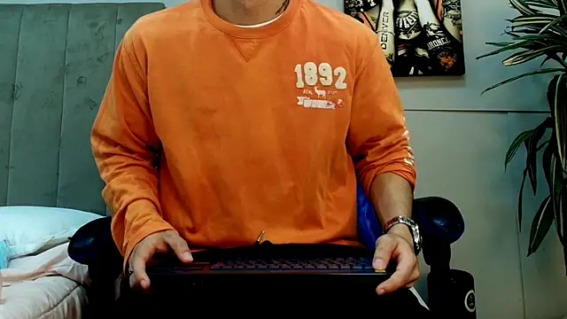 Snapshot of roan_birkin chatting on 05-27-26, 07:44 roan birkin online show from 05-27-26, 07:44