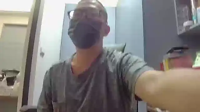 Snapshot of beartopslave chatting on 10-12-25, 08:57 beartopslave online show from 10-12-25, 08:57