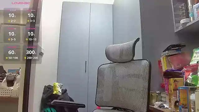 Snapshot of beartopslave chatting on 10-13-25, 06:02 beartopslave online show from 10-13-25, 06:02