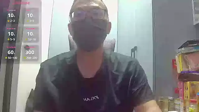 Snapshot of beartopslave chatting on 10-14-25, 04:13 beartopslave online show from 10-14-25, 04:13