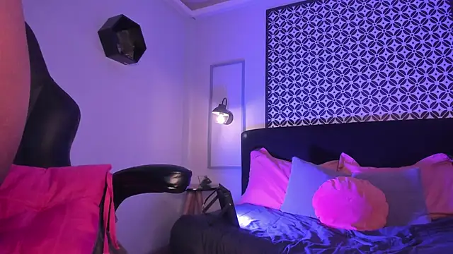 Gigi Strawberry online show from 03-09-25, 07:23