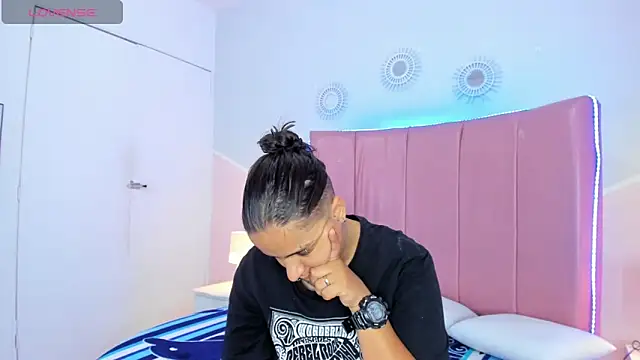 Liiam smith  online show from 11-04-25, 02:27