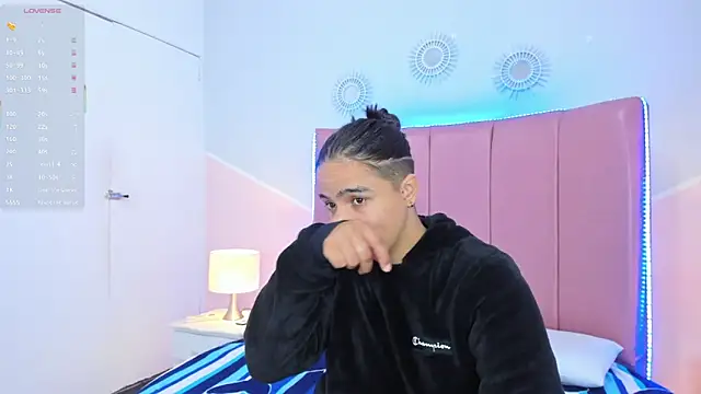 Liiam smith  online show from 12-19-25, 01:40