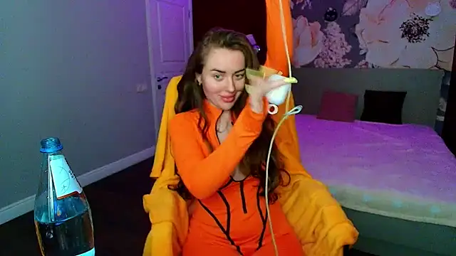 Snapshot of MissisCaty chatting on 05-16-26, 07:01 MissisCaty online show from 05-16-26, 07:01