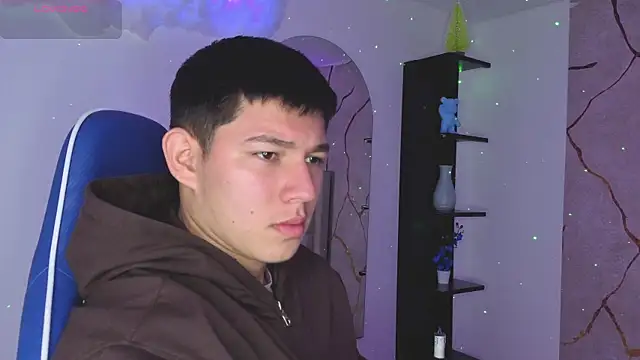 Snapshot of JamesCr_ chatting on 05-11-26, 12:33 JamesCr online show from 05-11-26, 12:33