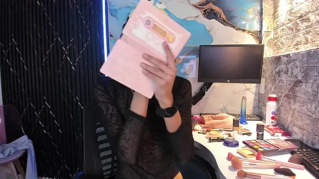 Snapshot of cassidy_blossom chatting on 10-10-25, 08:08 cassidy blossom online show from 10-10-25, 08:08