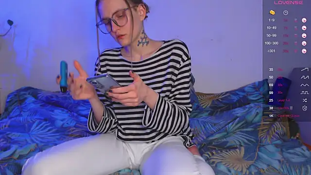 Snapshot of Miss_lionheart chatting on 03-04-25, 05:42 Miss lionheart online show from 03-04-25, 05:42