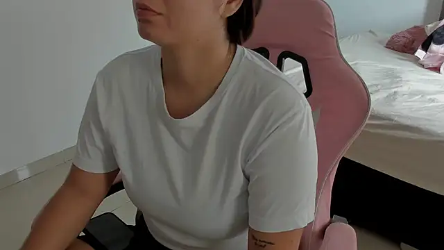 Snapshot of Anniferreira2 chatting on 10-23-25, 07:23 Anniferreira2 online show from 10-23-25, 07:23