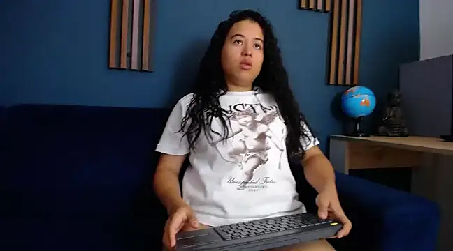 Snapshot of ema_abby chatting on 02-02-25, 04:32 ema abby online show from 02-02-25, 04:32