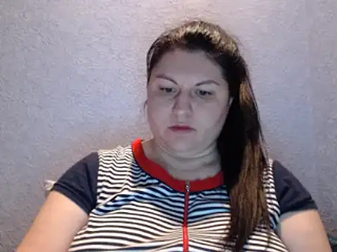 Snapshot of KiraSwee chatting on 09-27-25, 04:01 KiraSwee online show from 09-27-25, 04:01