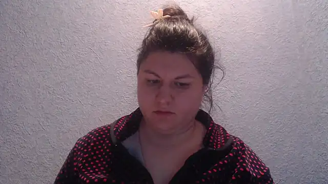 Snapshot of KiraSwee chatting on 12-04-25, 02:04 KiraSwee online show from 12-04-25, 02:04