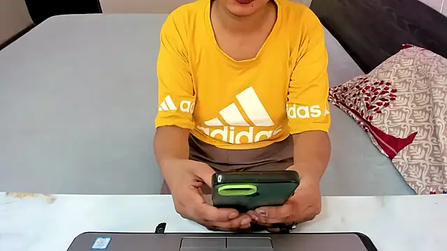 Snapshot of Queen_Couple chatting on 09-19-25, 05:42 Queen Couple online show from 09-19-25, 05:42