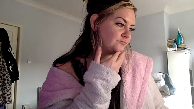 Snapshot of AureliaXOX chatting on 02-16-25, 02:21 AureliaXOX online show from 02-16-25, 02:21