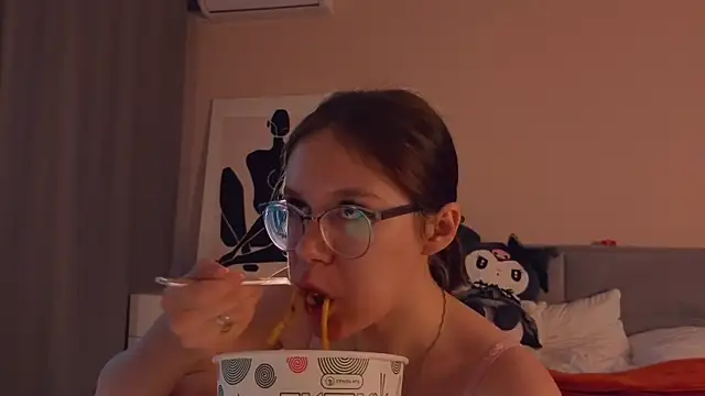 Snapshot of Mia_Luw chatting on 09-19-25, 02:35 Mia Luw online show from 09-19-25, 02:35