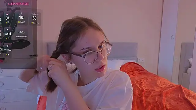 Snapshot of Mia_Luw chatting on 10-14-25, 02:56 Mia Luw online show from 10-14-25, 02:56