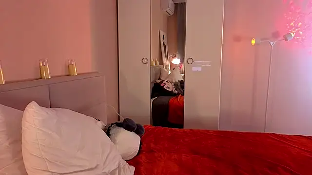 Snapshot of Mia_Luw chatting on 11-15-25, 04:47 Mia Luw online show from 11-15-25, 04:47