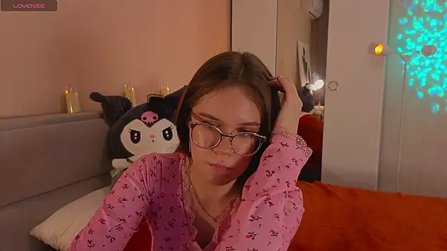 Snapshot of Mia_Luw chatting on 11-16-25, 03:06 Mia Luw online show from 11-16-25, 03:06