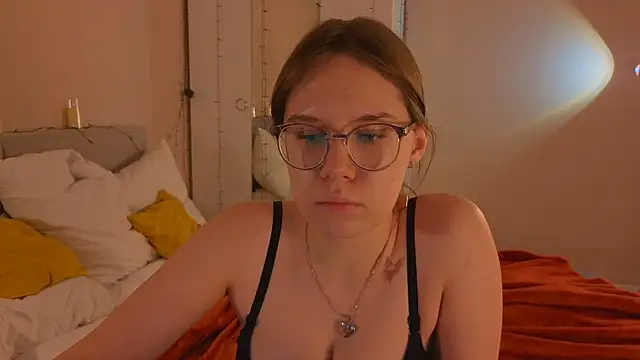 Snapshot of Mia_Luw chatting on 12-14-25, 10:09 Mia Luw online show from 12-14-25, 10:09