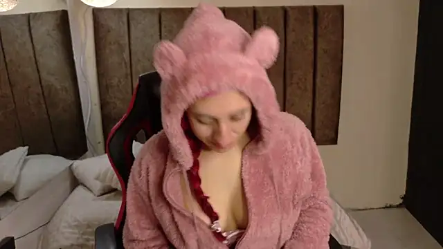 Snapshot of Alektra_bryce chatting on 11-10-25, 07:35 Alektra bryce online show from 11-10-25, 07:35