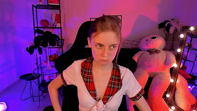 Snapshot of KiraMontoya chatting on 02-17-25, 02:59 KiraMontoya online show from 02-17-25, 02:59