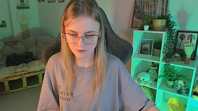 Snapshot of KiraMontoya chatting on 03-02-25, 09:11 KiraMontoya online show from 03-02-25, 09:11