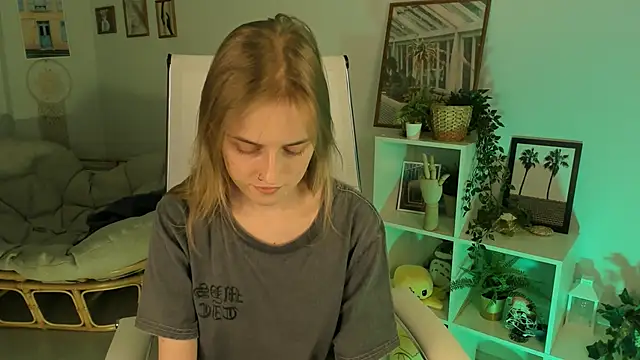 Snapshot of KiraMontoya chatting on 03-13-25, 05:39 KiraMontoya online show from 03-13-25, 05:39