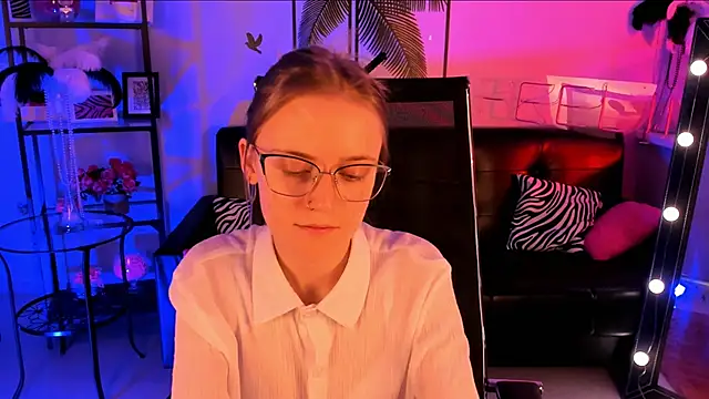 Snapshot of KiraMontoya chatting on 03-19-25, 05:17 KiraMontoya online show from 03-19-25, 05:17