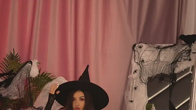 Snapshot of LilaRoses chatting on 10-24-25, 05:15 LilaRoses online show from 10-24-25, 05:15