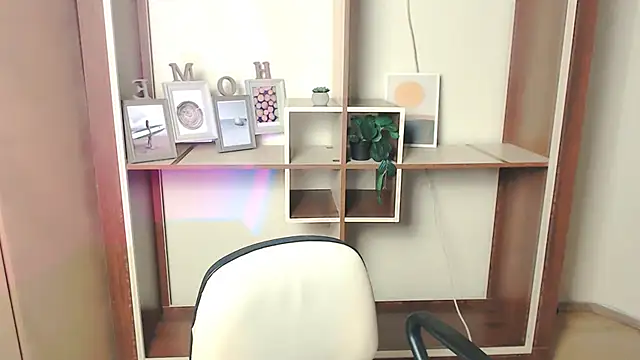  AngeliaFlow  online show from 10-18-25, 06:48