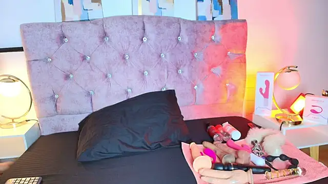 Skye Moore online show from 09-12-25, 12:38