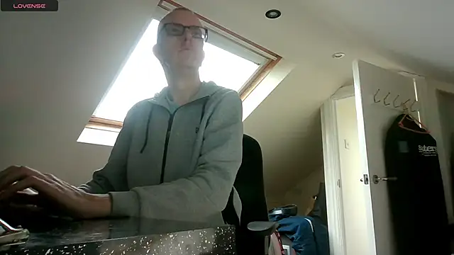 Snapshot of AdmiredThirty chatting on 12-14-25, 12:21 AdmiredThirty online show from 12-14-25, 12:21