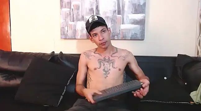 Snapshot of biigjhonny chatting on 02-11-25, 02:35 biigjhonny online show from 02-11-25, 02:35