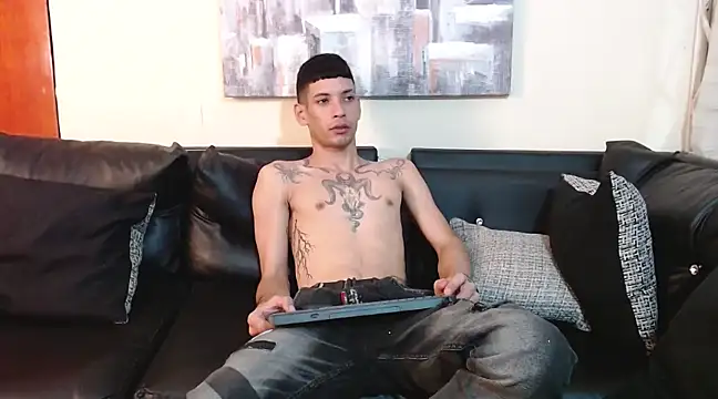 Snapshot of biigjhonny chatting on 03-05-25, 02:25 biigjhonny online show from 03-05-25, 02:25