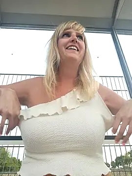 Snapshot of Sexybiene969 chatting on 09-22-25, 04:20 Sexybiene969 online show from 09-22-25, 04:20