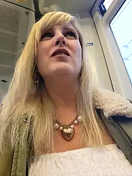 Snapshot of Sexybiene969 chatting on 10-10-25, 03:11 Sexybiene969 online show from 10-10-25, 03:11